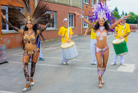 Groupe batucada et danseuses à Bourges