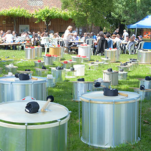 Percussions lors de l'atelier de cohésion de l'entreprise SUEZ à Bordeaux