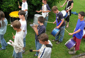 Cours de percussions avec des enfants