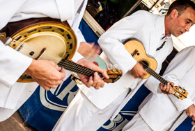 Musiciens qui chantent la samba